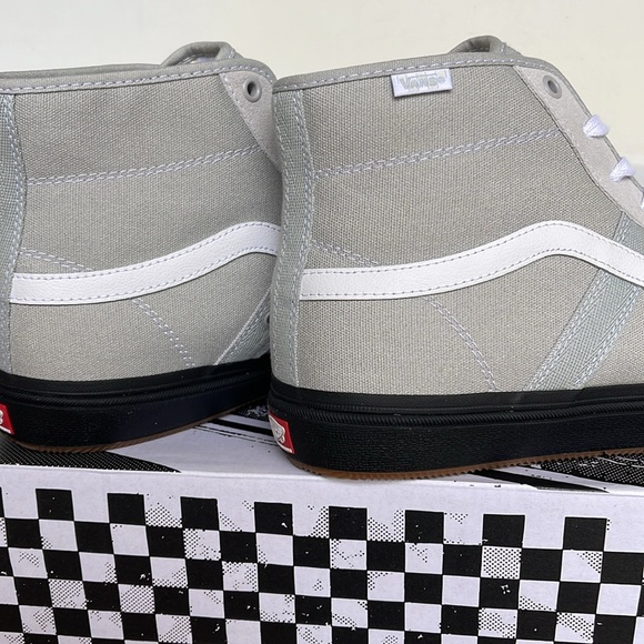 Vans Men’s Crockett High
Light Gray/Black
VN0A5JIGBH8
Sneakers - Picture 15 of 16